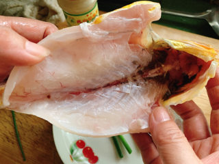 清蒸黄鱼,新鲜的黄鱼刮鳞，去除内脏。