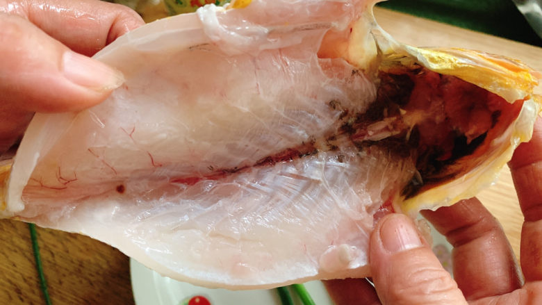 清蒸黄鱼,新鲜的黄鱼刮鳞，去除内脏。