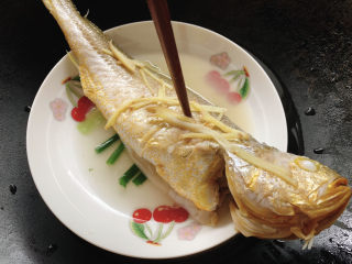 清蒸黄鱼,检验是否蒸熟，用筷子在鱼肉厚的地方，尝试能否顺利戳到盘底，能的话就是熟透了。