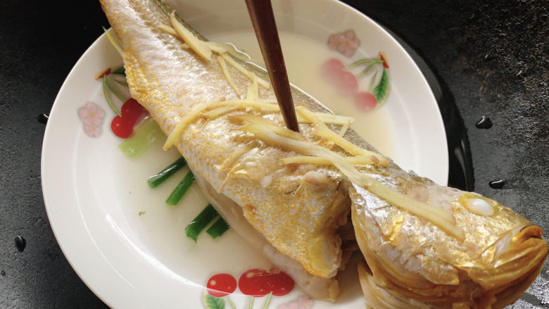 清蒸黄鱼,检验是否蒸熟，用筷子在鱼肉厚的地方，尝试能否顺利戳到盘底，能的话就是熟透了。