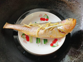 清蒸黄鱼,将鱼放入锅中，大火8～10分钟。（具体也要根据鱼的大小来定夺）