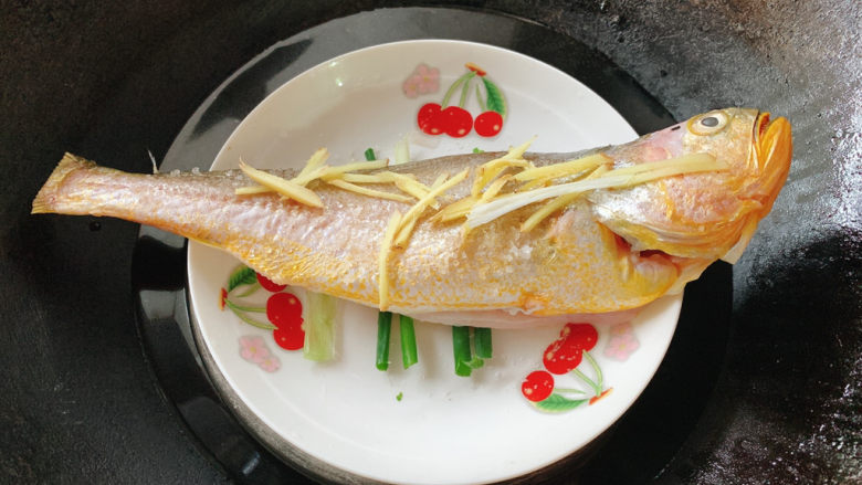 清蒸黄鱼,将鱼放入锅中，大火8～10分钟。（具体也要根据鱼的大小来定夺）