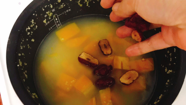 南瓜小米粥,粥煮开时加入红枣，继续小火煮30分钟至汤汁粘稠