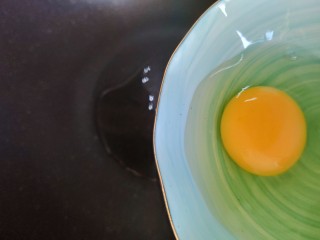 荷包蛋焖面,待油热，下鸡蛋
