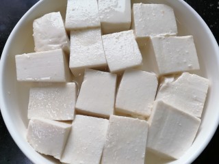 肉沫蒸豆腐,用盐水浸泡下豆腐去除豆腥
