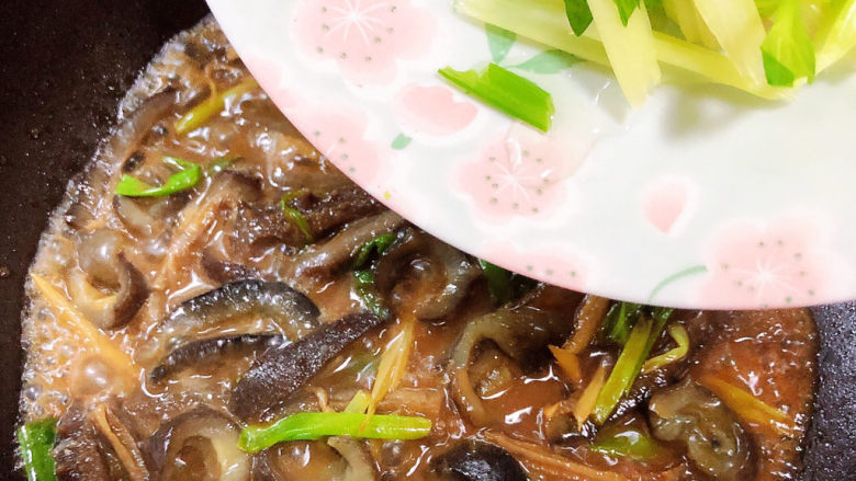 红烧海参,放入焯好的芹菜，翻炒均匀。