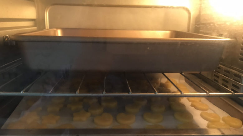 卡通牛奶小饼干,送入预热好的烤箱，上下火180度，烤20分钟，注意观查饼干的上色情况