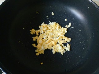 酱油蛋炒饭,鸡蛋液成型，用筷子搅散，盛出备用