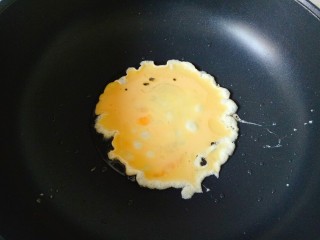 酱油蛋炒饭,锅中加入适量油烧热，倒入鸡蛋液