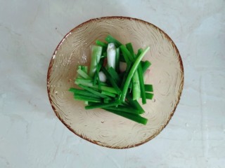 青椒炒火腿肠,葱切段