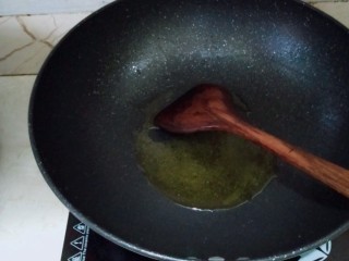 青椒炒火腿肠,锅里放油烧热