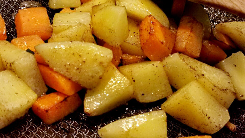 土豆排骨焖饭,煎香土豆与胡萝卜