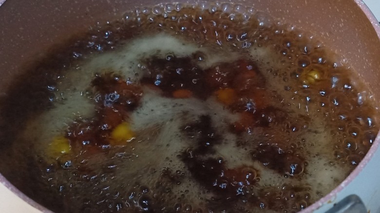 南瓜小圆子,等水煮开了，红糖融化了，倒入糯米圆子，不停的搅拌，防止粘连粘锅底