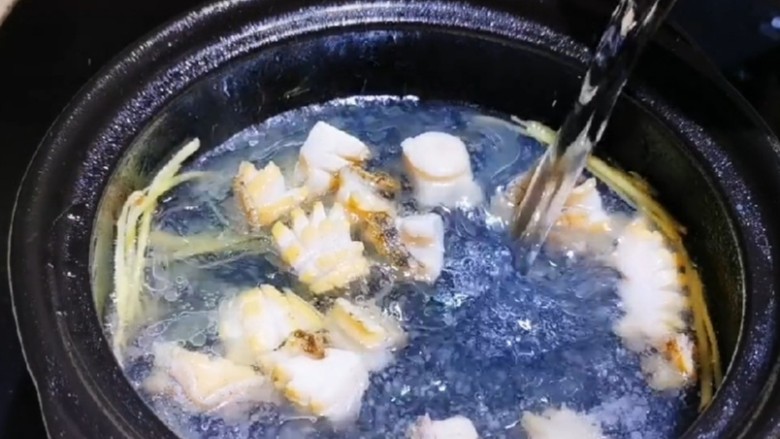 鲍鱼海鲜粥,翻炒一分钟以后的鲍鱼再加入适量的水