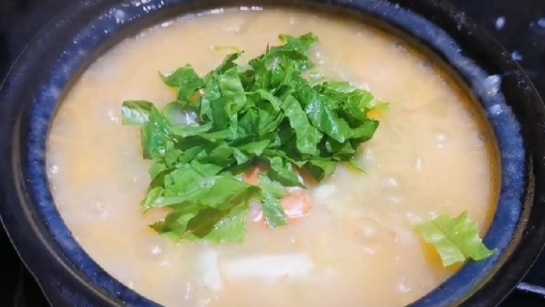 鲍鱼海鲜粥,将快煮好的粥里放一些有维生素的蔬菜。这个蔬菜自家种的营养又健康没有一丝丝的药水纯天然的