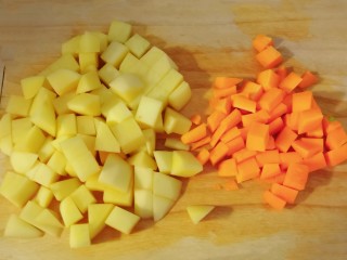 臊子面,土豆、胡萝卜切丁