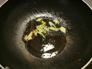 臊子面,再起油锅，放入一汤匙食用油，放入姜片、葱片炒香。