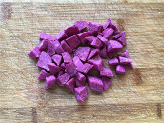 养生紫薯银耳羹,紫薯削皮切丁。