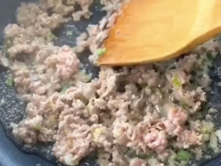 肉沫蒸豆腐,猪肉是比较容易熟的，翻炒一会就会变色，这时候也颗粒分明了，下面要开始调味了。