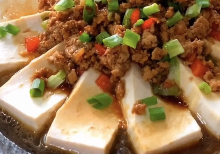 肉沫蒸豆腐,家里有小朋友的特别适合做这个菜，好吃又有营养。