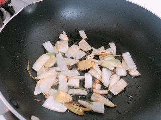 清蒸黄鱼,锅内烧油加入葱姜洋葱，爆出香味。