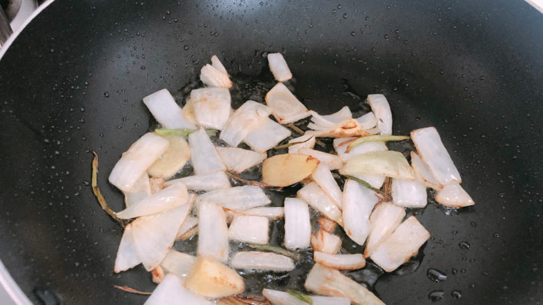 清蒸黄鱼,锅内烧油加入葱姜洋葱，爆出香味。