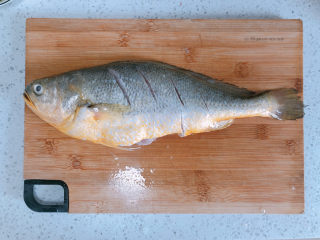 清蒸黄鱼,准备好一条黄鱼，两面划三刀。