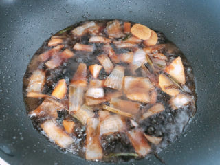 清蒸黄鱼,倒入刚才调好的酱汁，煮开后先捞出漂浮物留下酱汁。