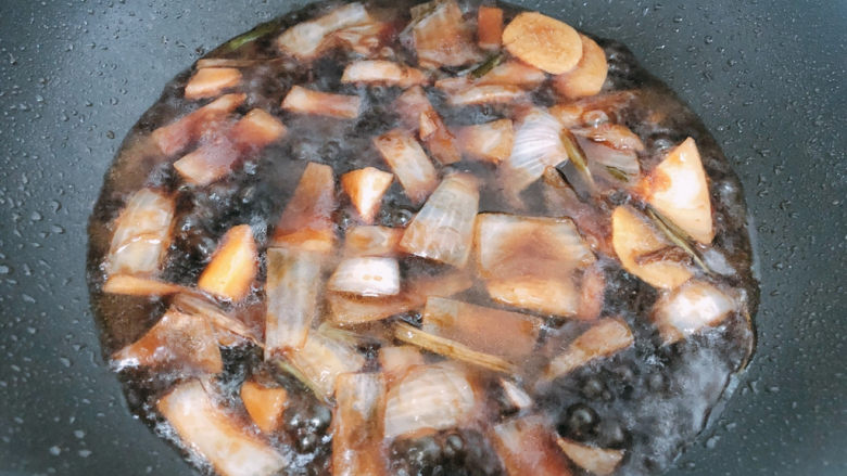 清蒸黄鱼,倒入刚才调好的酱汁，煮开后先捞出漂浮物留下酱汁。