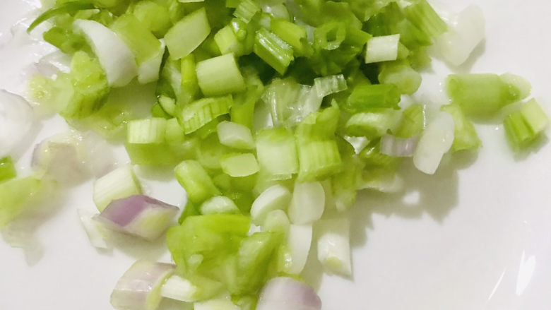 土豆排骨焖饭,小葱切碎备用