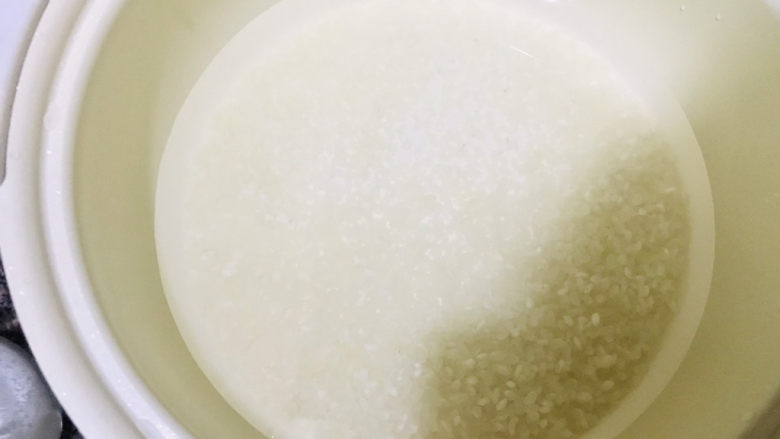 土豆排骨焖饭,米洗干净，先浸泡半小时