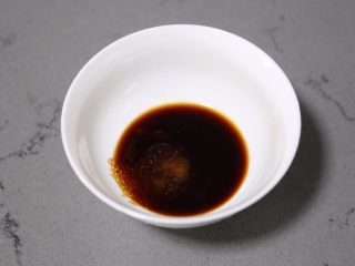 肉沫蒸豆腐,碗里倒入少许酱油，并加入盐和白糖
