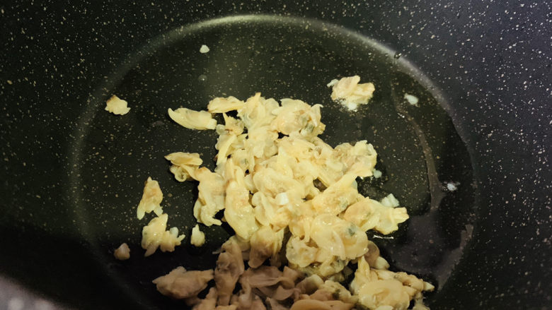 豆腐鸡蛋羹,锅加食用油，倒入泡发的蛤蜊干