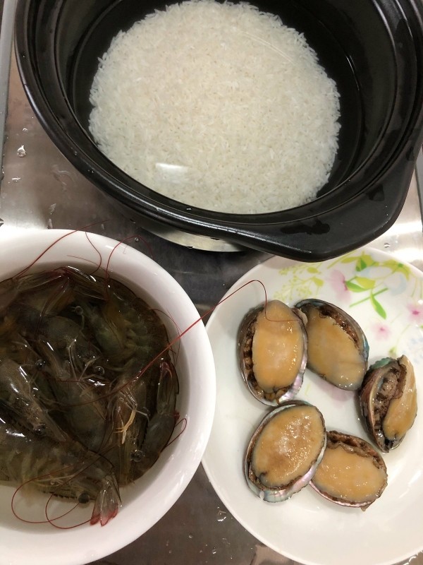 鲍鱼海鲜粥,米洗净泡15分钟左右，米和水大概1：8