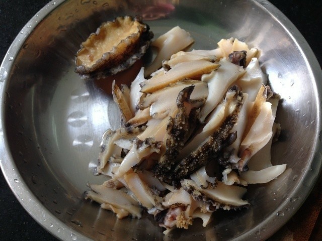 鲍鱼海鲜粥,洗净处理好的鲍鱼肉切片