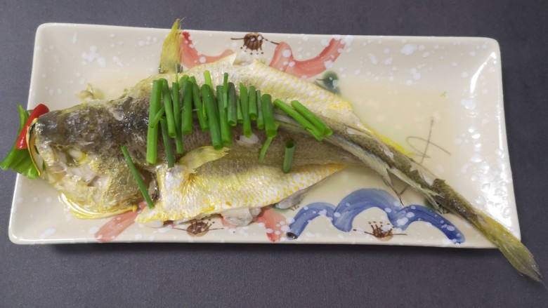 清蒸黄鱼,开始留的三根葱去掉白色段只要绿色部分（因前面碟子小了换个大的装，移的时候连汤一起过来）