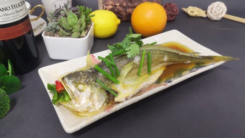 清蒸黄鱼,成品漂亮，一道清淡鲜嫩美味的清蒸黄鱼可以开动了，在家也能做出饭店的味道。