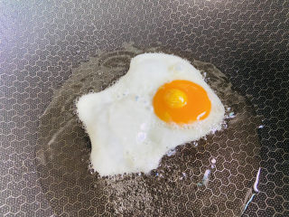 荷包蛋焖面,起油锅放入鸡蛋