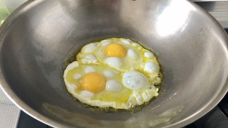 荷包蛋焖面,准备荷包蛋，热锅后加适量食用油润锅，转中小火，打入鸡蛋，