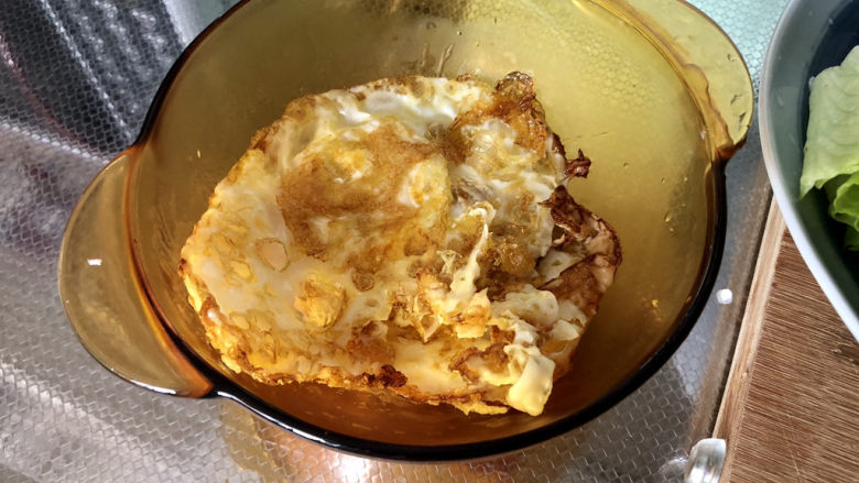 荷包蛋焖面,煎好的荷包蛋盛出备用