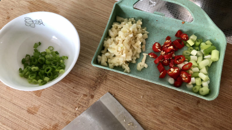 荷包蛋焖面,改刀：蒜切蒜蓉，小葱葱白葱绿分别切末，小米辣切圈