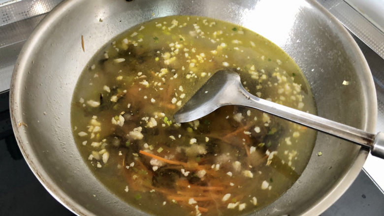 豆腐鸡蛋羹➕彩凤摇摇下翠微,加入适量的热水，煮开
