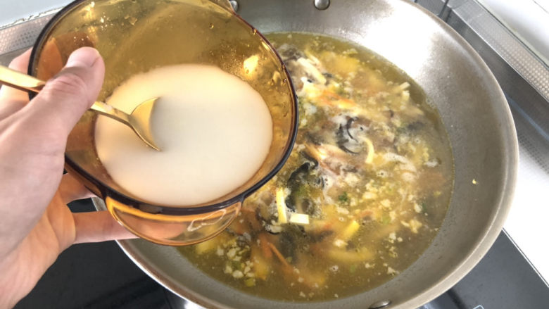豆腐鸡蛋羹➕彩凤摇摇下翠微,转大火，淋三汤匙水淀粉，中大火煮到汤汁浓郁