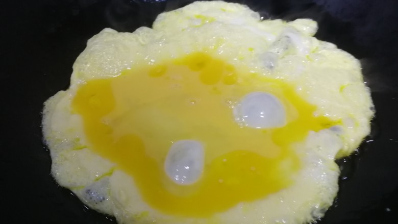 白菜炒蛋,热锅倒入适量油，油热倒入蛋液。