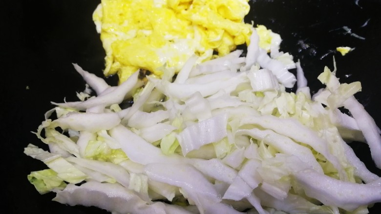 白菜炒蛋,先放入菜帮丝，文火炒软。