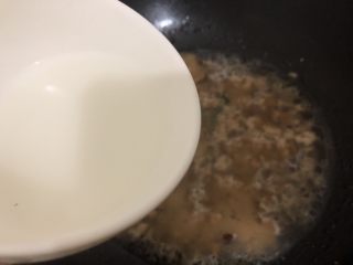 肉沫蒸豆腐,加入到锅里