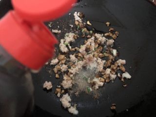 肉沫蒸豆腐,加入适量的盐，生抽翻炒一下