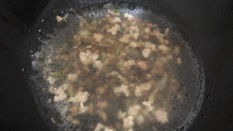 肉沫蒸豆腐,再加入适量的水盖盖焖二分钟