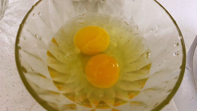 酱油蛋炒饭,将两个鸡蛋打散用蛋抽搅拌均匀。