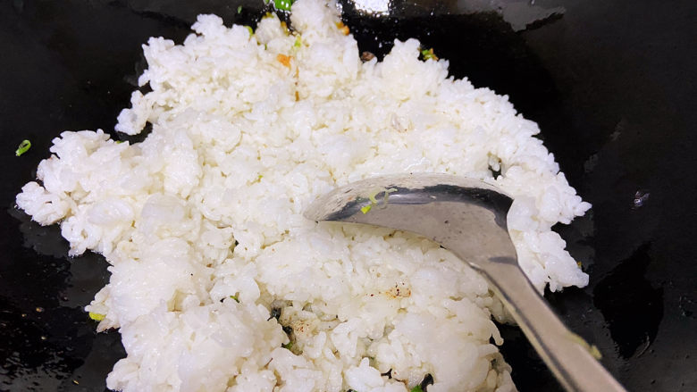 酱油蛋炒饭,加入大米饭，改中火炒，让米饭均匀的沾上油。